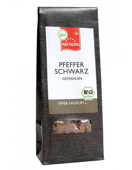 Nachfüllbeutel mit weißem Etikett und der Aufschrift „Pfeffer Schwarz – gemahlen“. Mit Bio-Siegel.