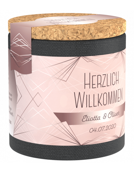 Schriftzug „Herzlich Willkommen“ im Fokus, Dekorlinien im Hintergrund.