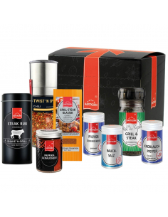 Geschenkbox mit acht Grillgewürzen, darunter Mühlen, Dosen und Flachbeutel in Schwarz, Silber und Orange.