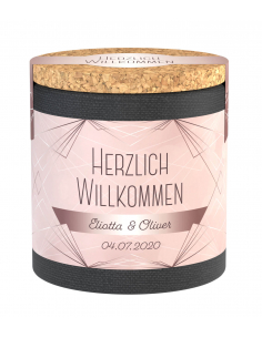 Runde Gewürzdose mit Korkdeckel. Aufdruck: „Herzlich Willkommen“ – darunter „Sweet Tonka Kiss“.