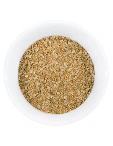 Schale mit grobkörnigem, grünlich-braunem Gewürzsalz für Hackfleischgerichte