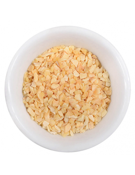 Weiße Schale mit fein gehacktem, getrocknetem Knoblauch. Weiße Schale mit fein gehacktem, getrocknetem Knoblauch.