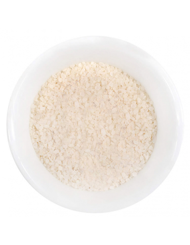 Weiße Schale mit grobkörnigem, leicht beige gefärbtem Rauchsalz.