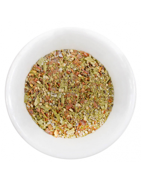 Weiße Schale mit grob gemischten grünen, orangen und beigen Gewürzstückchen. Weiße Schale mit grob gemischten grünen, orangen und beigen Gewürzstückchen.