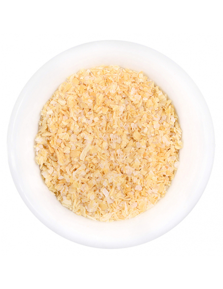 Helle, leicht gelbliche Zwiebelstücke mit feinen Salzkristallen in weißer Schale Helle, leicht gelbliche Zwiebelstücke mit feinen Salzkristallen in weißer Schale