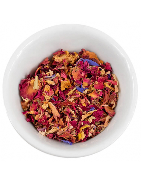 Weiße Schale, gefüllt mit einer bunten Mischung getrockneter Blütenblätter in Rosa-, Rot-, Blau- und Gelbtönen.