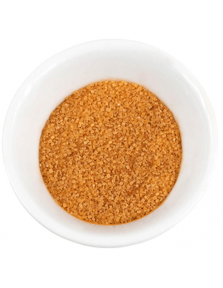 Weiße Schale, gefüllt mit fein körnigem Würzzucker in warmem Orangebraun mit gleichmäßiger Struktur.