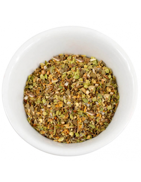 Weiße Schale, gefüllt mit fein gehackter Kräuter- und Gewürzmischung in Grün-, Gelb- und Brauntönen.
