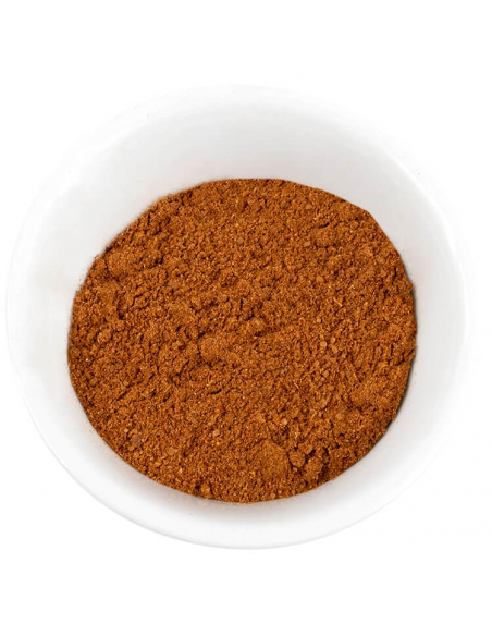 Weiße Schale, gefüllt mit fein gemahlenem Pulver in kräftigem Braunton, gleichmäßige und glatte Struktur.