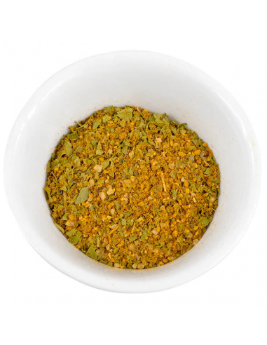 Weiße Schale, gefüllt mit grober Gewürzmischung in Gelb-, Orange- und Grüntönen mit feinen Kräuter- und Gemüsestückchen.