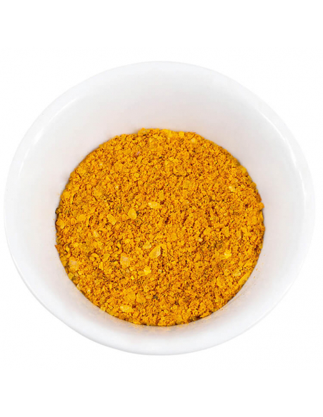 Weiße Schale mit leuchtend gelber Gewürzmischung in mittlerer Körnung.
