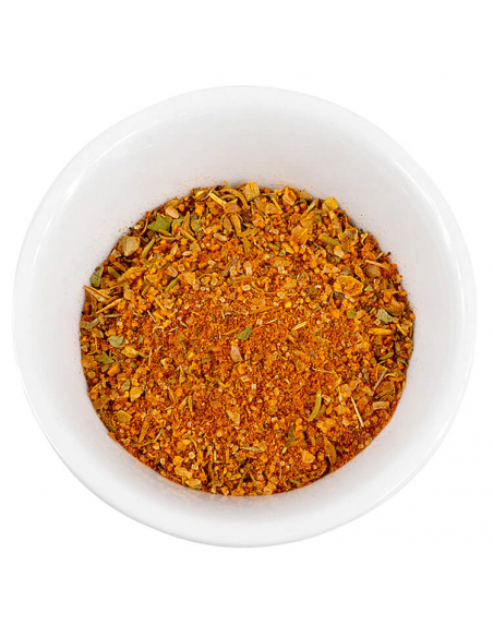 Weiße Schale mit grobkörniger Gewürzmischung in leuchtenden Gelb-, Orange- und Weißtönen, mit Kräuterstückchen. Weiße Schale mit grobkörniger Gewürzmischung in leuchtenden Gelb-, Orange- und Weißtönen, mit Kräuterstückchen.