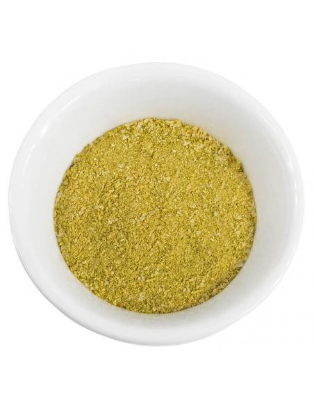 Weiße Schale, gefüllt mit fein gemahlenem Gewürzpulver in hellgrünlich-gelbem Farbton mit gleichmäßiger Struktur.