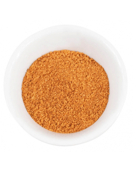 Weiße Schale, gefüllt mit fein gemahlenem Würzzucker in leuchtendem Orange mit gleichmäßiger Körnung.