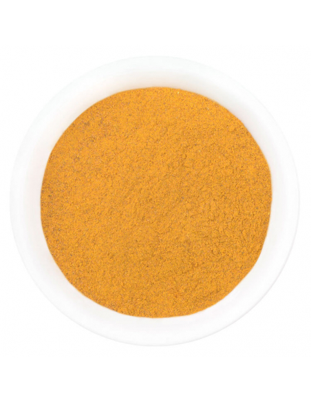 Weiße Schale, gefüllt mit feinem, gleichmäßig gemahlenem Gewürzpulver in leuchtendem Gelb-Orange.