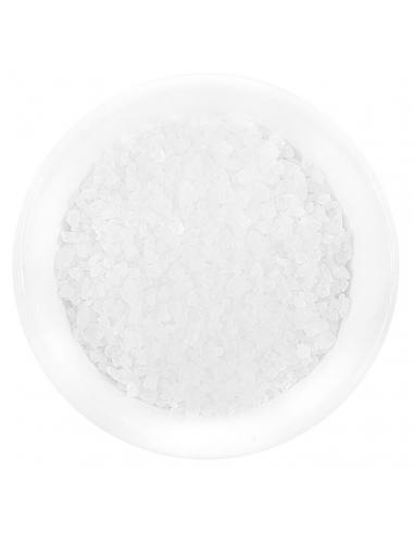 Weiße Schale mit groben Meersalz-Kristallen, freigestellt auf weißem Hintergrund.