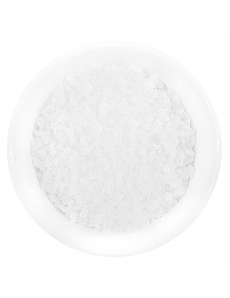 Weiße Schale mit groben Meersalz-Kristallen, freigestellt auf weißem Hintergrund.