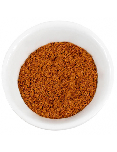 Weiße Schale mit fein gemahlenem, intensiv braunem Pulver. Weiße Schale mit fein gemahlenem, intensiv braunem Pulver.