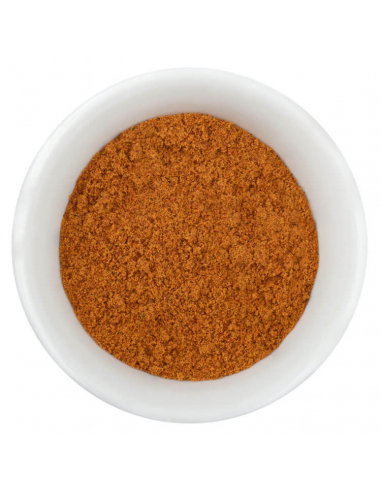 Weiße Schale mit fein gemahlenem, rötlich-braunem Muskat.