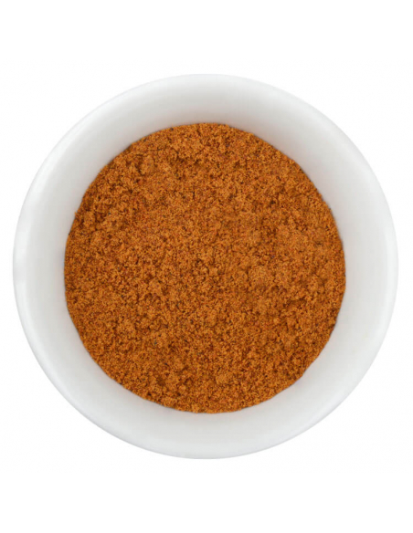 Weiße Schale mit fein gemahlenem, rötlich-braunem Muskat.