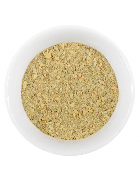 Helles, fein gemahlenes Gewürzsalz mit Kräuterstückchen in weißer Schale. Helles, fein gemahlenes Gewürzsalz mit Kräuterstückchen in weißer Schale.