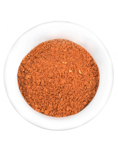 Rote, fein gemahlene Gewürzmischung in weißer Schale von oben fotografiert.