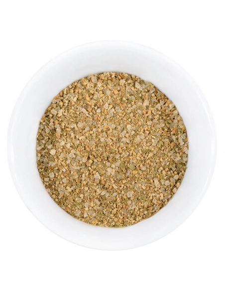 Grobe, hellbraune Gewürzmischung mit sichtbaren Salzstückchen in weißer Schale.