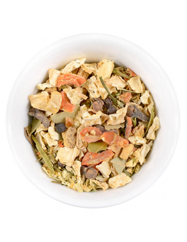 Weiße Schale mit grober, bunter Gewürzmischung aus Gemüse und Kräutern