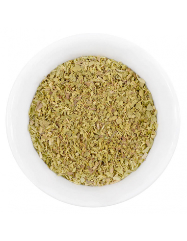 Weiße Schale mit grünlich-gelben, fein zerkleinerten Oregano-Blättern