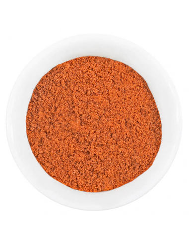 Weiße Schale mit leuchtend rotem, fein gemahlenem Paprika.