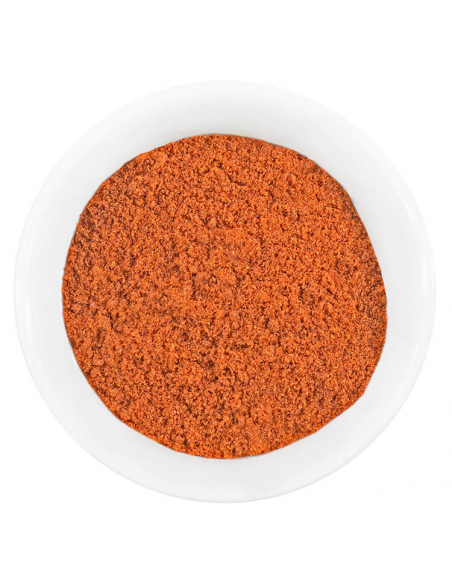 Weiße Schale mit leuchtend rotem, fein gemahlenem Paprika. Weiße Schale mit leuchtend rotem, fein gemahlenem Paprika.