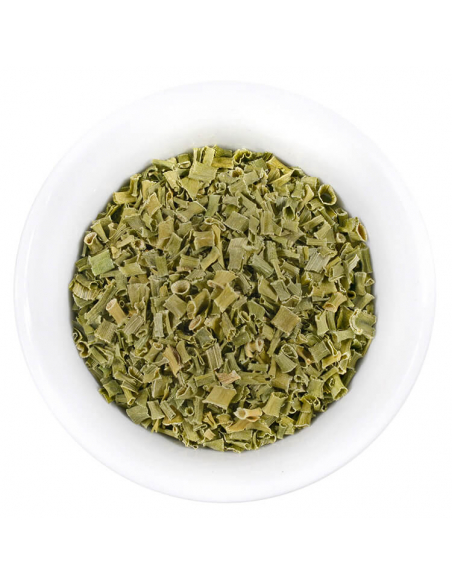 weiße Schale mit grünen Schnittlauchringen