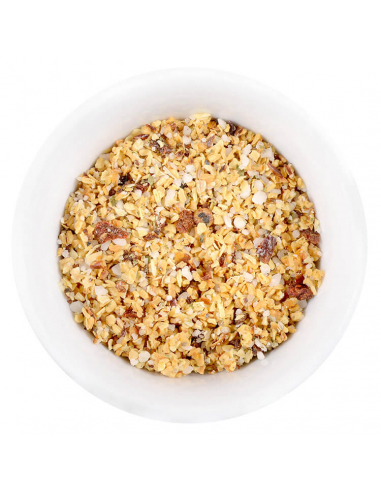 Weiße Schale mit grobem, orange-gelbem Gewürzsalz.