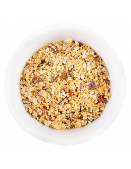 Weiße Schale mit grobem, orange-gelbem Gewürzsalz.