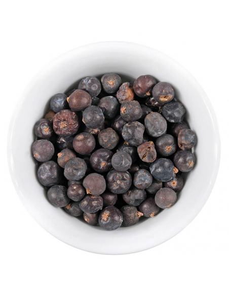 Weiße Schale mit runden, dunkellilafarbenen Wacholderbeeren.