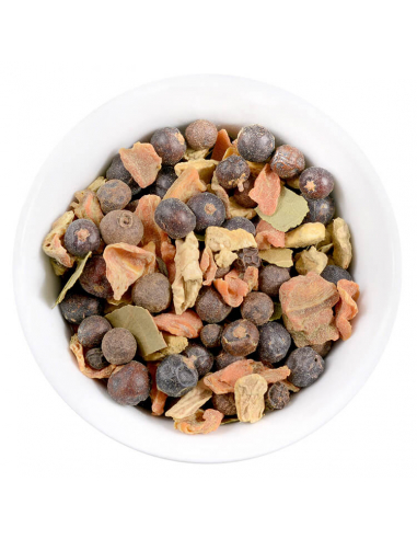 Grobe Mischung mit Wacholderbeeren, Möhrenstücken und Lorbeer.
