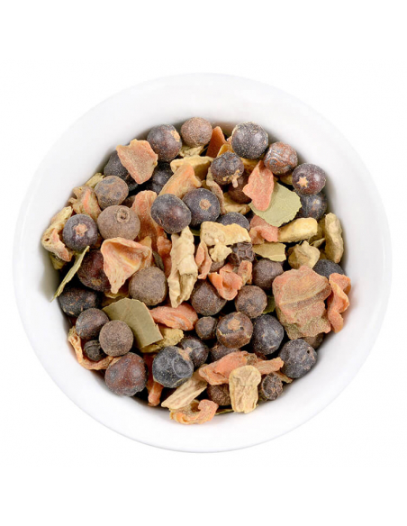 Grobe Mischung mit Wacholderbeeren, Möhrenstücken und Lorbeer. Grobe Mischung mit Wacholderbeeren, Möhrenstücken und Lorbeer.
