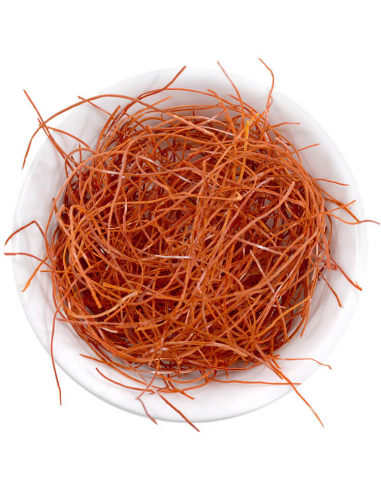 Dünne rote Chilifäden locker geschichtet in weißer Schale, von oben fotografiert