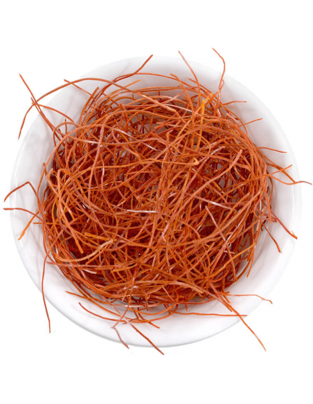 Dünne rote Chilifäden locker geschichtet in weißer Schale, von oben fotografiert