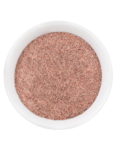 Feines rosabraunes Kala Namak Salz in weißer Schale von oben