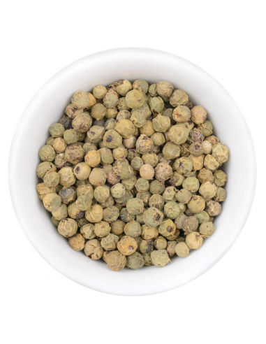 Ganze grüne Pfefferkörner in weißer Schale, von oben aufgenommen