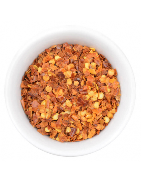 Weiße Schale mit groben roten Chiliflocken Weiße Schale mit groben roten Chiliflocken