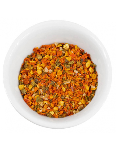 Bunte Mischung aus roten und orangenen Chiliflocken.