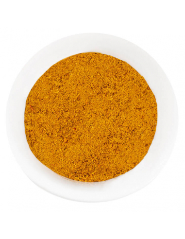 Weiße Schale mit einer fein gemahlenen Gewürzmischung in intensivem Orange mit leicht goldenen Reflexen.