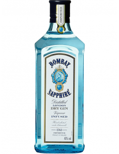 Eine hellblaue Glasflasche mit rechteckiger Form. Auf dem Etikett ist das Logo von Bombay Sapphire zu sehen.