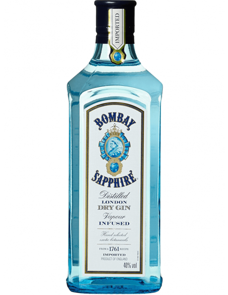 Eine hellblaue Glasflasche mit rechteckiger Form. Auf dem Etikett ist das Logo von Bombay Sapphire zu sehen.