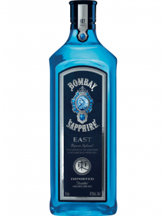 Eine blaue Glasflasche mit rechteckiger Form. Auf dem Etikett ist das Logo von Bombay Sapphire East zu sehen.