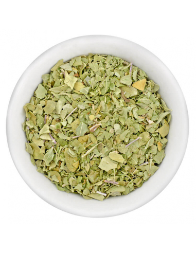 Gefriergetrocknete grüne Majoranblätter grob geschnitten in weißer Schale, von oben fotografiert