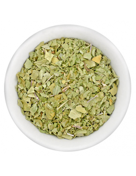 Gefriergetrocknete grüne Majoranblätter grob geschnitten in weißer Schale, von oben fotografiert