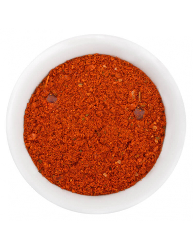 Kräftig rotes Harissa-Gewürzpulver mit kleinen Stückchen in weißer Schale, von oben fotografiert